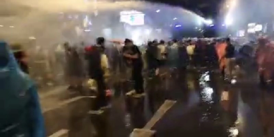  ตำรวจปะทะม็อบสลายการชุมนุมคณะราษฎร63