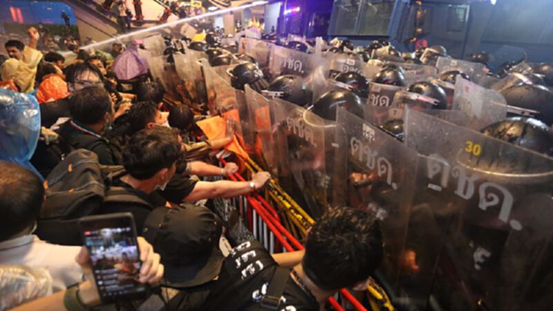 ฝ่ายค้านประณามรัฐใช้กำลังสลายการชุมนุม ฝ่ายค้านประณามรัฐใช้กำลังสลายการชุมนุม