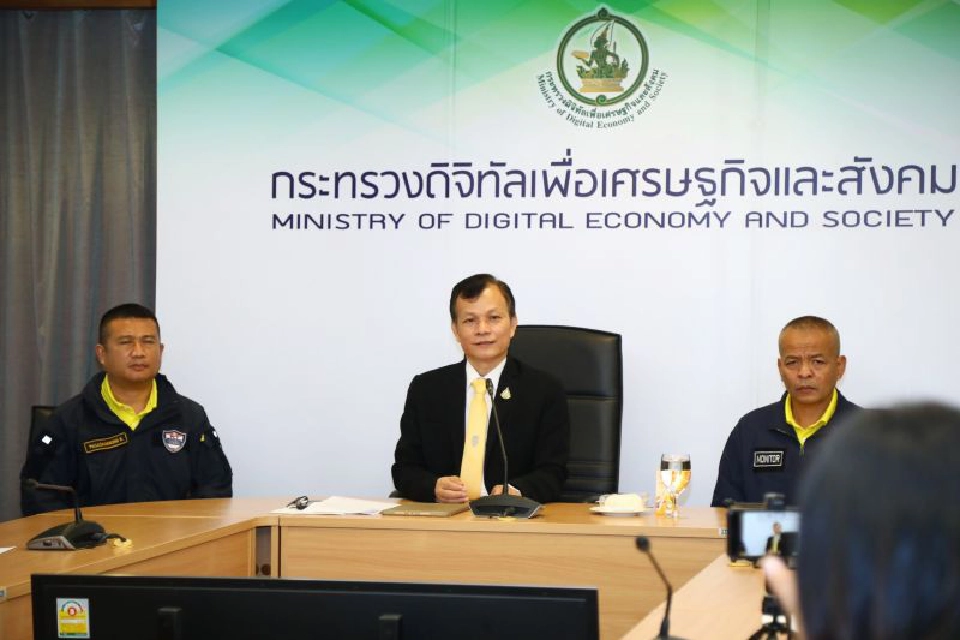 ‘ดีอีเอส’ สั่งจับตา ‘สมศักดิ์ - ปวิน’ เข้าข่ายผิด พ.ร.บ.คอมฯ