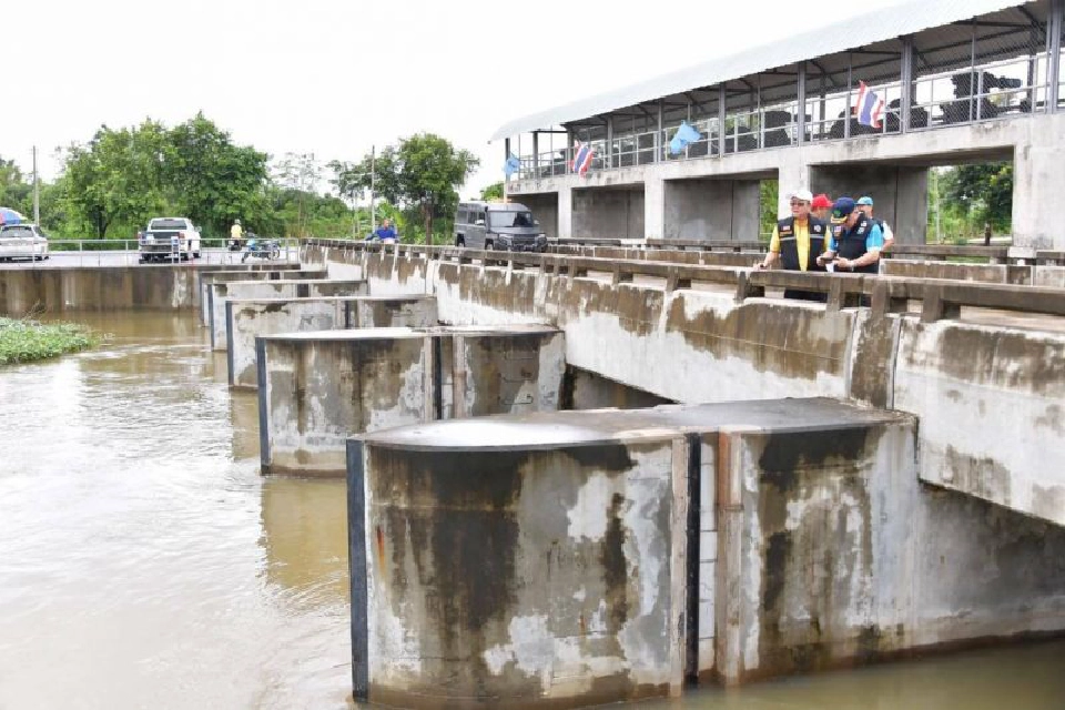 กรมชลฯเร่งระบายน้ำลดผลกระทบเมืองโคราช เฝ้าระวัง 24 ชม.