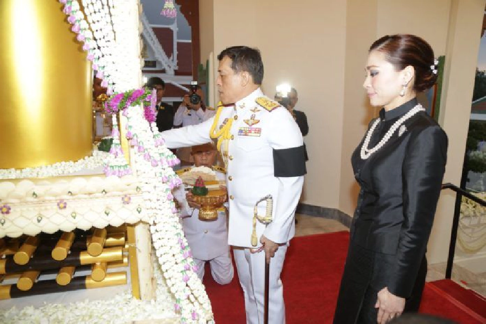 “ในหลวง-พระราชินี” เสด็จฯพระราชทานเพลิงศพ พ.อ.ประพัฒน์ จันทร์โอชา  