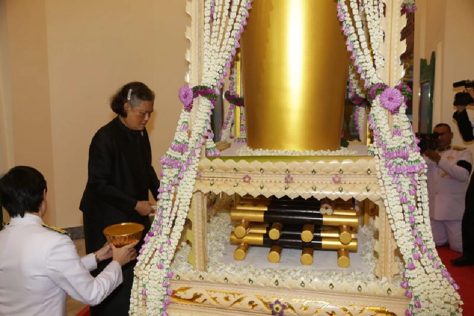 “ในหลวง-พระราชินี” เสด็จฯพระราชทานเพลิงศพ พ.อ.ประพัฒน์ จันทร์โอชา  