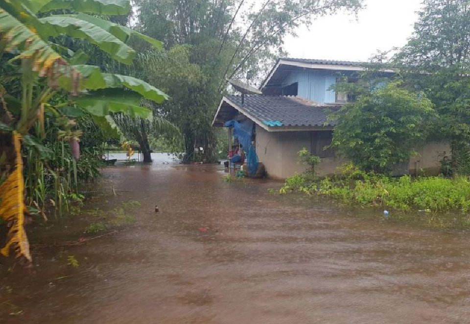 ใต้ก็สำลักน้ำตาปีจากพระแสงเอ่อทะลัก"พุนพิน"
