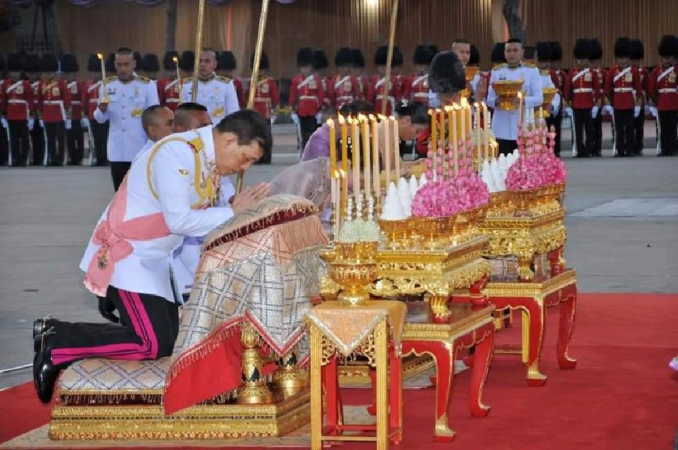 "ในหลวง-พระราชินี" ทรงบำเพ็ญพระราชกุศล วันปิยมหาราช