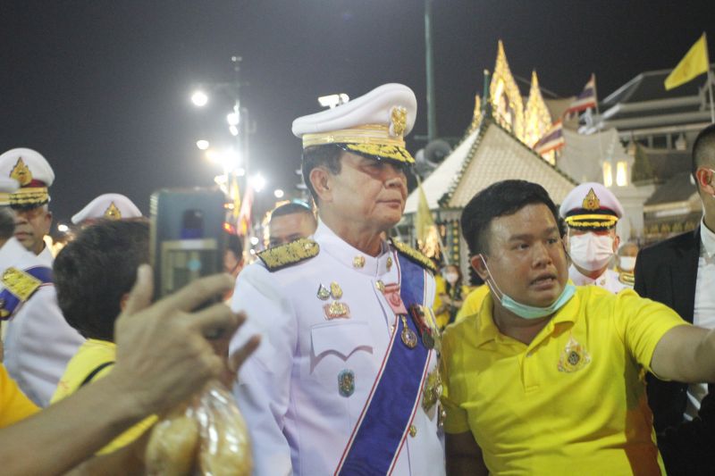ประชาชนให้กำลังใจ พล.อ.ประยุทธ์ จันทร์โอชา
