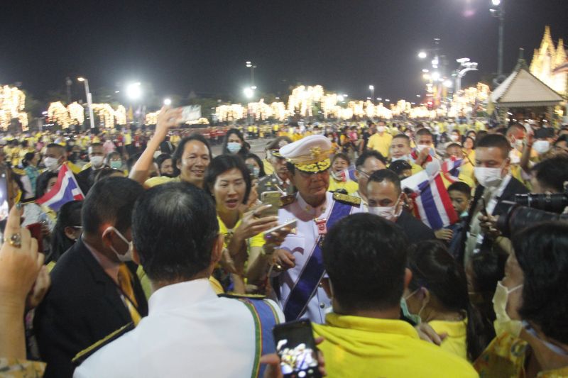 ประชาชนให้กำลังใจ พล.อ.ประยุทธ์ จันทร์โอชา
