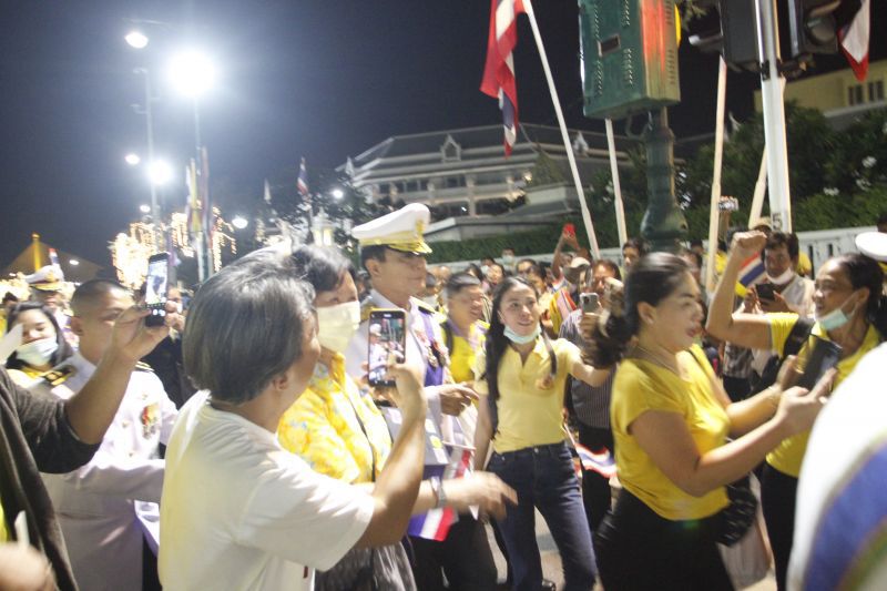 ประชาชนให้กำลังใจ พล.อ.ประยุทธ์ จันทร์โอชา
