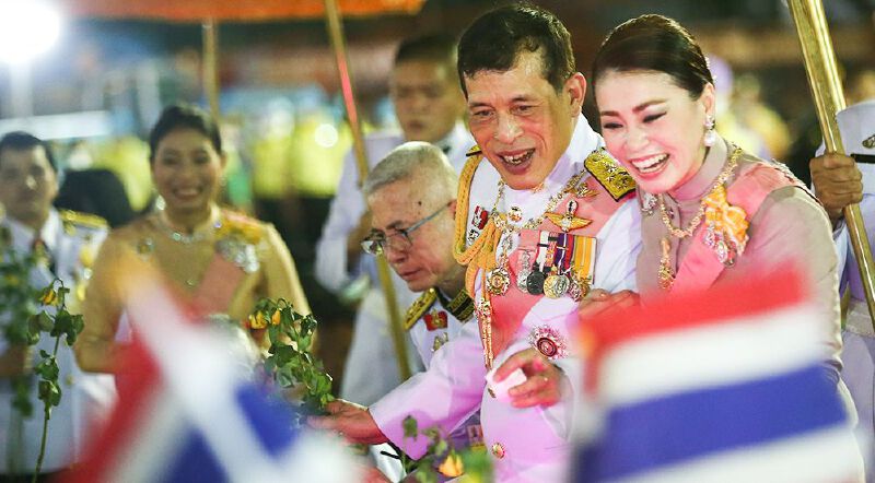 ในหลวง-ราชินี ทรงเยี่ยมราษฎรที่มาเข้าเฝ้าฯรับเสด็จฯ ณ พระที่นั่งอมรินทรวินิจฉัย