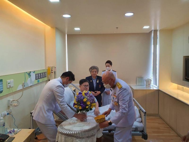 “เอนก”ซาบซึ้งพระมหากรุณาธิคุณในหลวง-พระราชินี