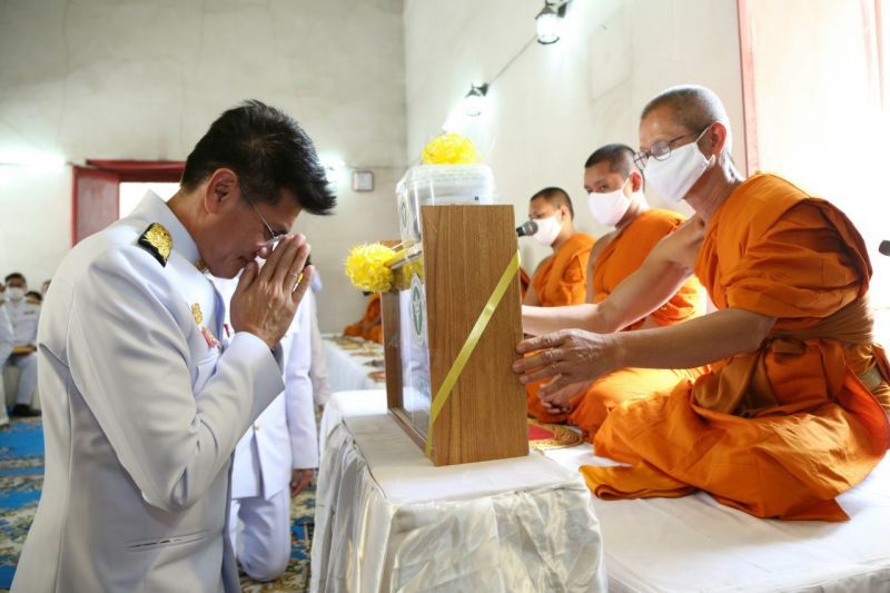 พระบาทสมเด็จพระเจ้าอยู่หัว ทรงพระกรุณาโปรดเกล้าฯ พระราชทานผ้าพระกฐินให้ ก.สาธารณสุข น้อมนำไปถวายพระสงฆ์ ณ วัดเขาแก้ววรวิหาร อ.เสาไห้ จ.สระบุรี