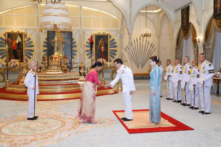 “ในหลวง” พระราชทานพระบรมราชวโรกาสให้ คณะทูตเฝ้าฯ ถวายอักษรสาส์นตราตั้ง
