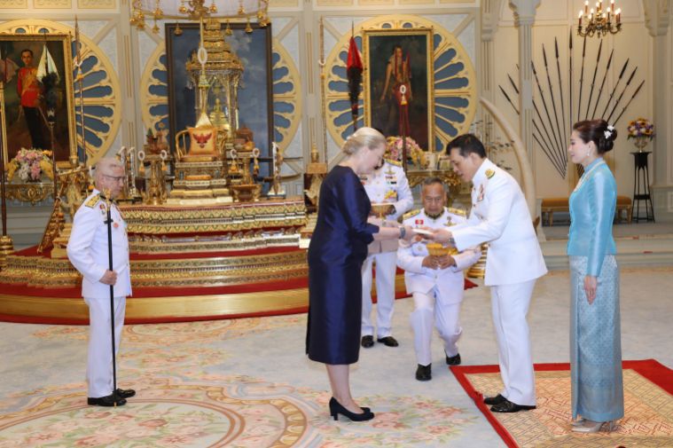“ในหลวง” พระราชทานพระบรมราชวโรกาสให้ คณะทูตเฝ้าฯ ถวายอักษรสาส์นตราตั้ง