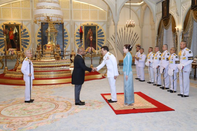 “ในหลวง” พระราชทานพระบรมราชวโรกาสให้ คณะทูตเฝ้าฯ ถวายอักษรสาส์นตราตั้ง