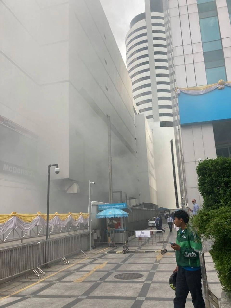 ด่วน เกิดเพลิงไหม้ปล่องระบายควันข้าง อาคารเพลินจิต เซ็นเตอร์
