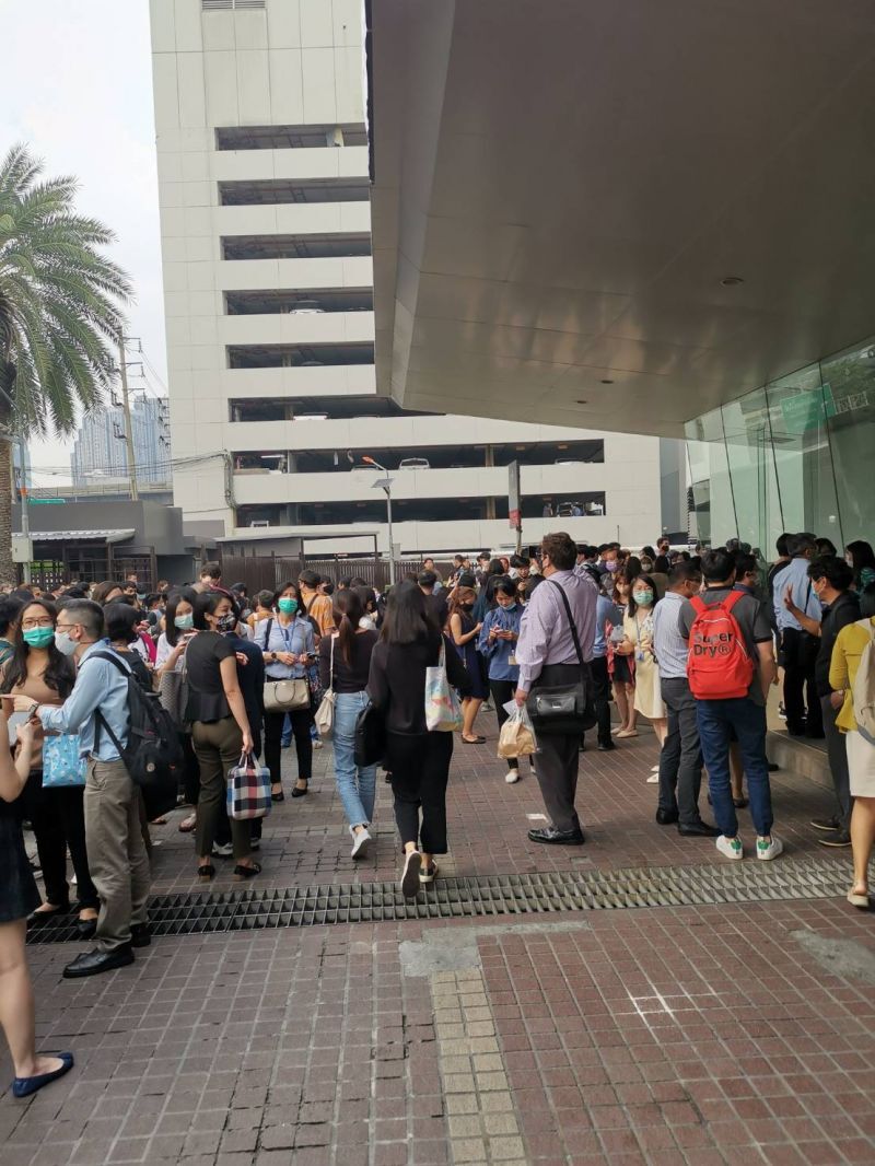 ระทึก เกิดเหตุเพลิงไหม้ปล่องระบายควันข้างอาคาร "เพลินจิต เซ็นเตอร์"