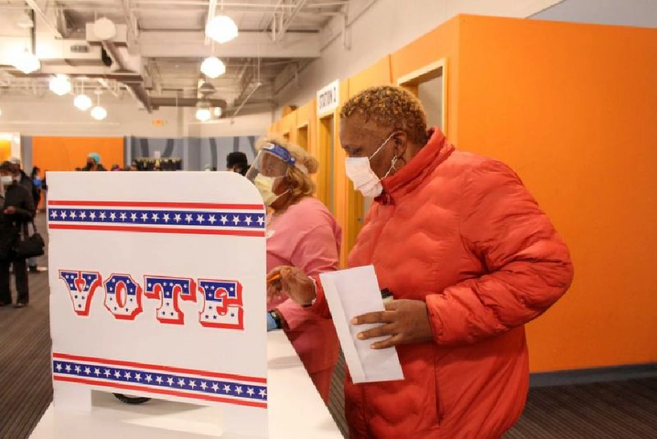 สหรัฐแห่เลือกตั้งล่วงหน้า 70 ล้านคน-แฮกเกอร์ล้วงตับทีมทรัมป์