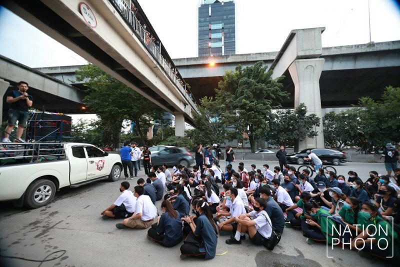 ม็อบคณะราษฎร ชุมนุมตรงข้ามเนชั่น เรียกร้องจรรยาบรรณ จี้ "บิ๊กตู่" ลาออก-ยุบสภา