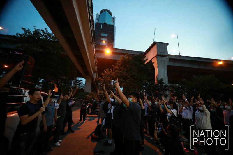 ม็อบคณะราษฎร ชุมนุมตรงข้ามเนชั่น เรียกร้องจรรยาบรรณ จี้ "บิ๊กตู่" ลาออก-ยุบสภา