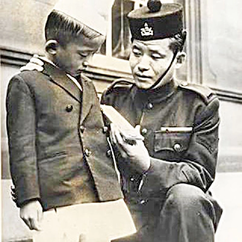 บรรพชนทหารกุรข่าอวดเหรียญกล้าหาญแก่ลูกหลาน