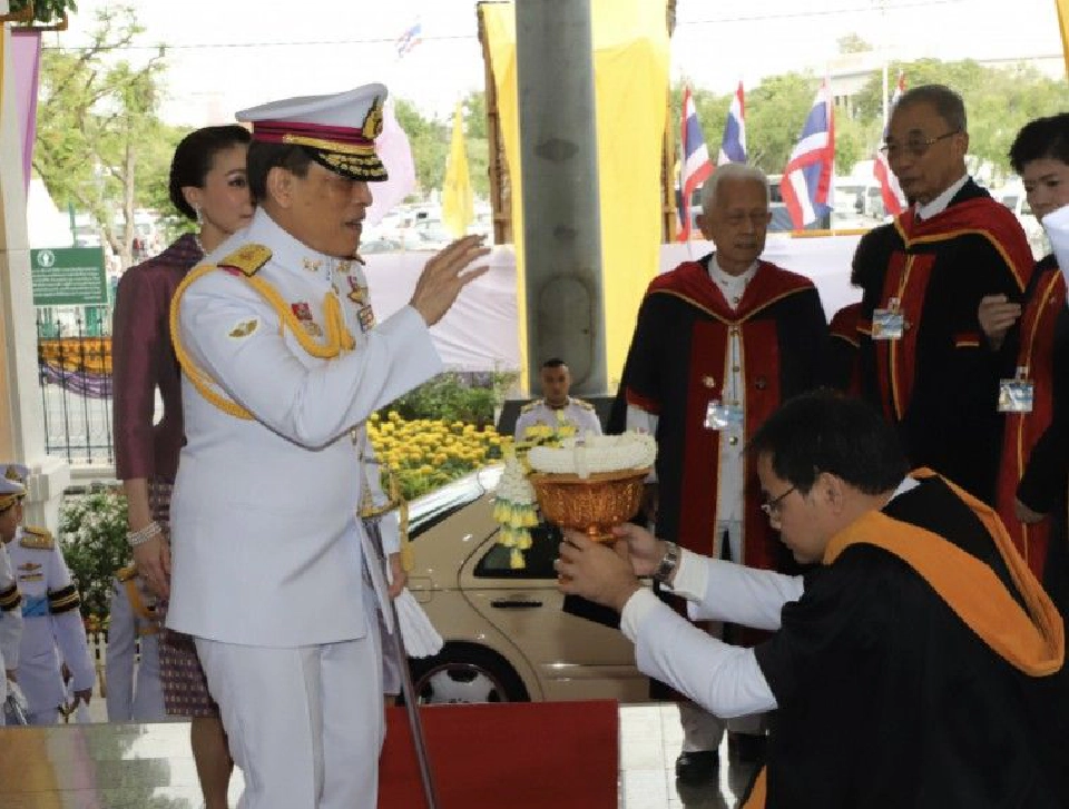 ในหลวง พระราชทานพระบรมราโชวาท แก่บัณฑิตในพิธีพระราชทานปริญญาบัตรธรรมศาสตร์