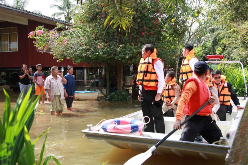  “นิพนธ์”ช่วยชาวสุราษฎร์ประสบภัยน้ำท่วมขัง 4 อำเภอ