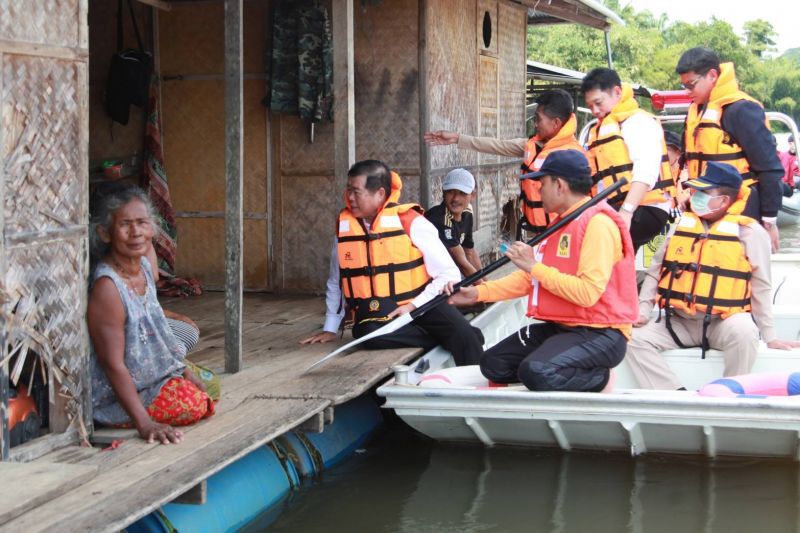  “นิพนธ์”ช่วยชาวสุราษฎร์ประสบภัยน้ำท่วมขัง 4 อำเภอ