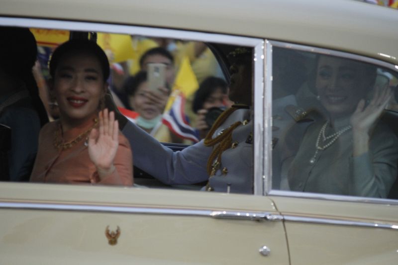 "ในหลวง-ราชินี" เสด็จฯทรงเปลี่ยนเครื่องทรงฤดูฝน เป็นเครื่องทรงฤดูหนาว ถวายพระพุทธมหามณีรัตนปฏิมากร 