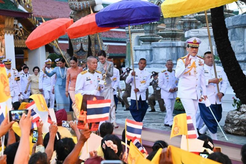 "ในหลวง-ราชินี" เสด็จฯทรงเปลี่ยนเครื่องทรงฤดูฝน เป็นเครื่องทรงฤดูหนาว ถวายพระพุทธมหามณีรัตนปฏิมากร 