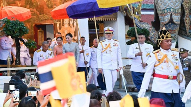 "ในหลวง-ราชินี" เสด็จฯทรงเปลี่ยนเครื่องทรงฤดูฝน เป็นเครื่องทรงฤดูหนาว ถวายพระพุทธมหามณีรัตนปฏิมากร "ในหลวง-ราชินี" เสด็จฯทรงเปลี่ยนเครื่องทรงฤดูฝน เป็นเครื่องทรงฤดูหนาว ถวายพระพุทธมหามณีรัตนปฏิมากร