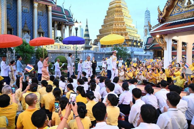 "ในหลวง-ราชินี" เสด็จฯทรงเปลี่ยนเครื่องทรงฤดูฝน เป็นเครื่องทรงฤดูหนาว ถวายพระพุทธมหามณีรัตนปฏิมากร 