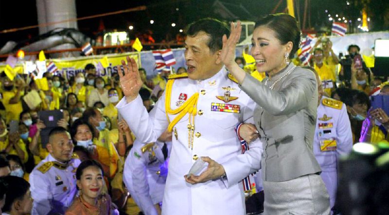  'ในหลวง-พระราชินี' ทรงพระดำเนินเยี่ยมราษฎรที่เฝ้ารับเสด็จ