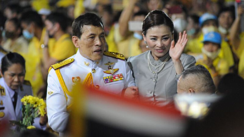 "ในหลวง" พระราชทานสัมภาษณ์กับ CNN “เรารักทุกคนเหมือนกันหมด” "ในหลวง" พระราชทานสัมภาษณ์กับ CNN “เรารักทุกคนเหมือนกันหมด”