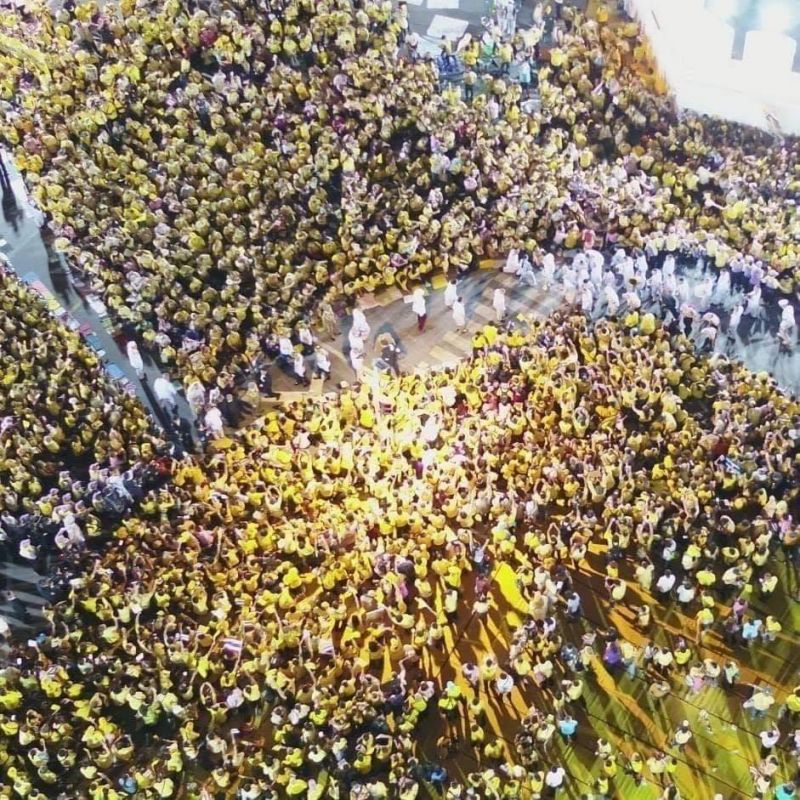 (คลิป) ภาพมุมสูง ประชาชนเฝ้ารับเสด็จฯ "ในหลวง-ราชินี" 