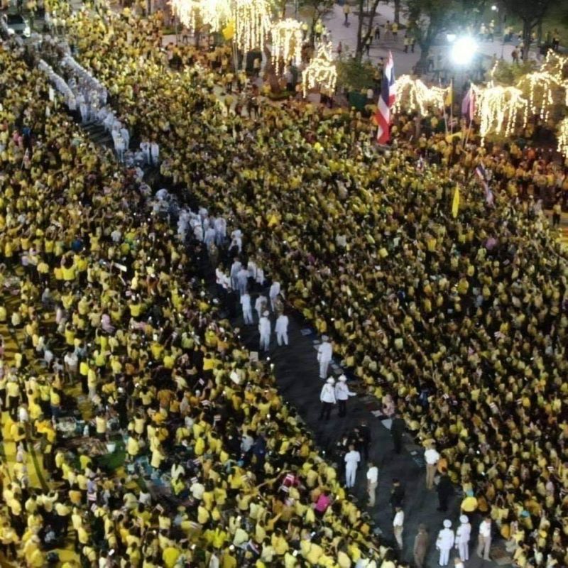 (คลิป) ภาพมุมสูง ประชาชนเฝ้ารับเสด็จฯ "ในหลวง-ราชินี" 
