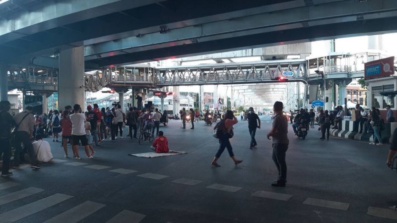 เกิดเหตุปาประทัดยักษ์ ใส่ม็อบราษฎรที่แยกท่าพระ