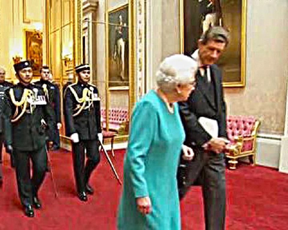 รูปกูรข่ารักษาพระองค์ปฏิบัติหน้าที่แซงเสด็จถวายอารักขาพระประมุขเครือจักรภพ