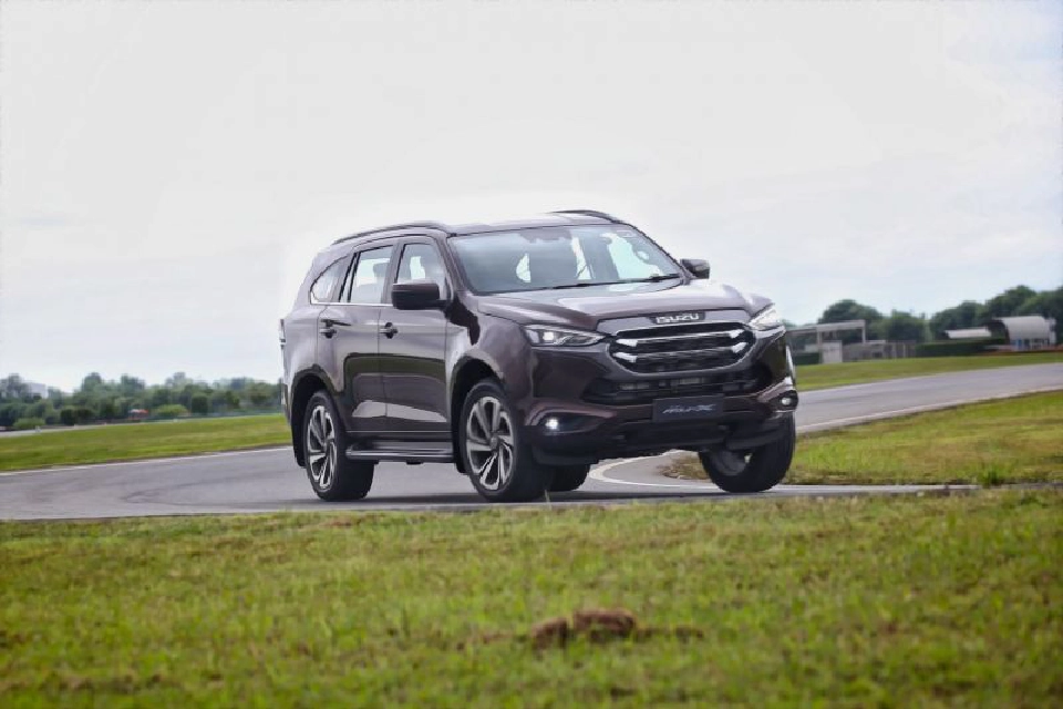 Isuzu MU-X 2 กล้องหน้า เรดาร์-เซ็นเซอร์ช่วยผู้ขับขี่