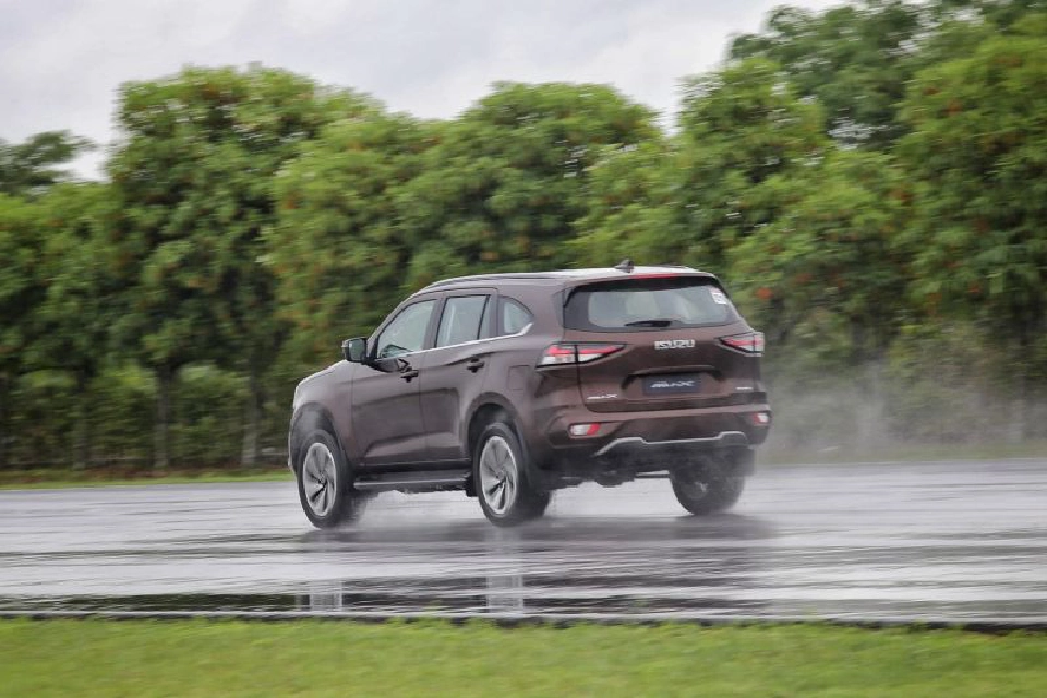 Isuzu MU-X 2 กล้องหน้า เรดาร์-เซ็นเซอร์ช่วยผู้ขับขี่