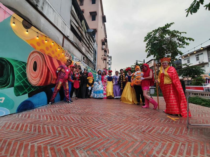 ประชาชนแต่งกายคอสเพลย์มาที่ถนนคนเดินคลองโอ่งอ่าง 