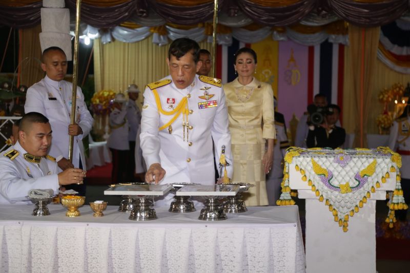 ในหลวง-พระราชินี ทรงประกอบพิธีวางศิลาฤกษ์ และทรงเปิดอาคารที่ทำการศาลเยาวชนและครอบครัว จ.อุดรธานี