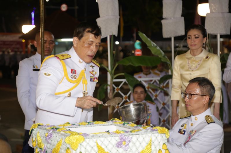 ในหลวง-พระราชินี ทรงประกอบพิธีวางศิลาฤกษ์ และทรงเปิดอาคารที่ทำการศาลเยาวชนและครอบครัว จ.อุดรธานี