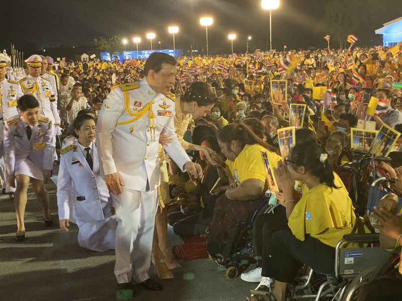ในหลวง-พระราชินี ทรงประกอบพิธีวางศิลาฤกษ์ และทรงเปิดอาคารที่ทำการศาลเยาวชนและครอบครัว จ.อุดรธานี