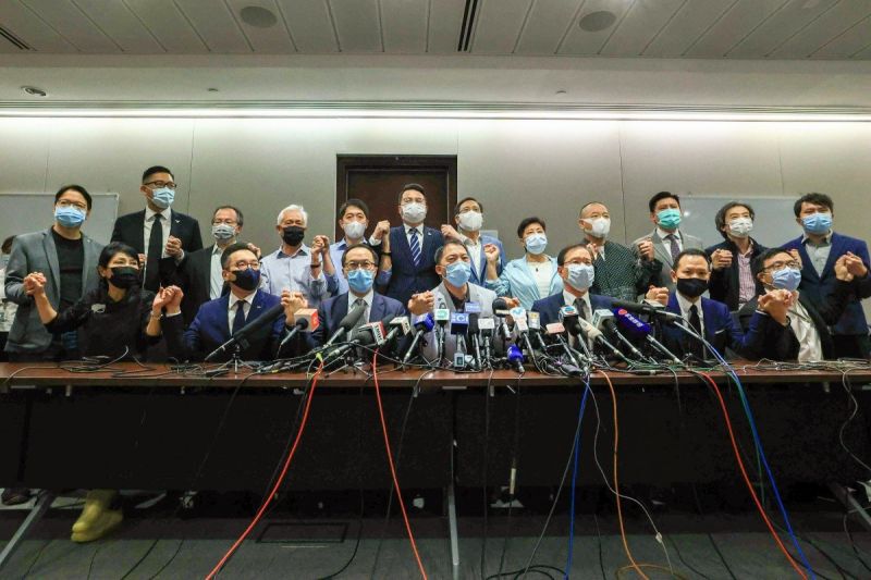 ส.ส.ฝ่ายค้านฮ่องกงประกาศลาออกยกสภา ประท้วงกม.ใหม่ใต้เงาจีน