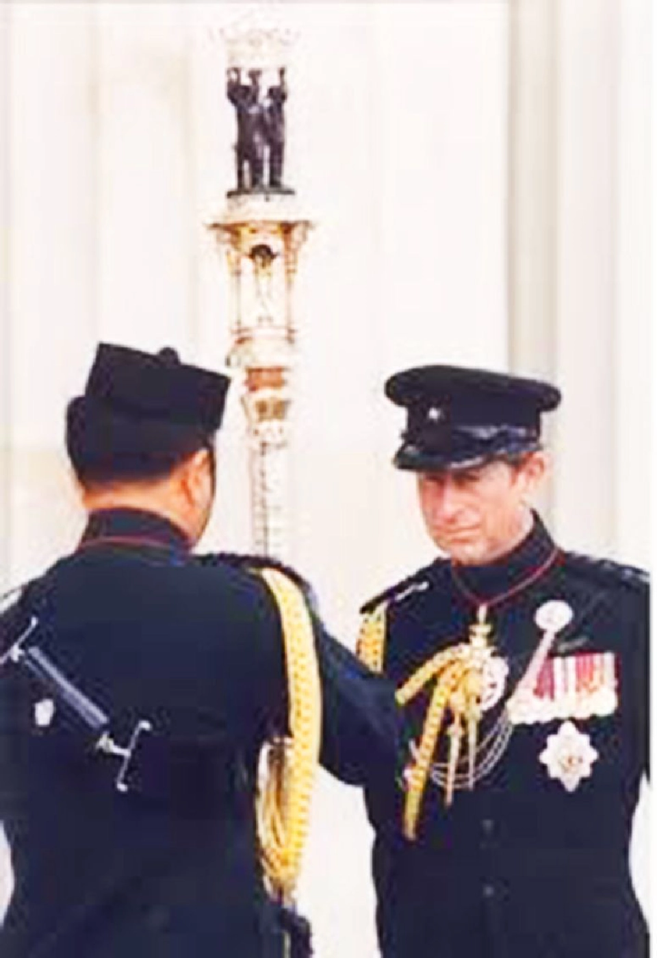 มกุฎราชกุมารอังกฤษทรงเครื่องแบบทหารกุรข่ารักษาพระองค์