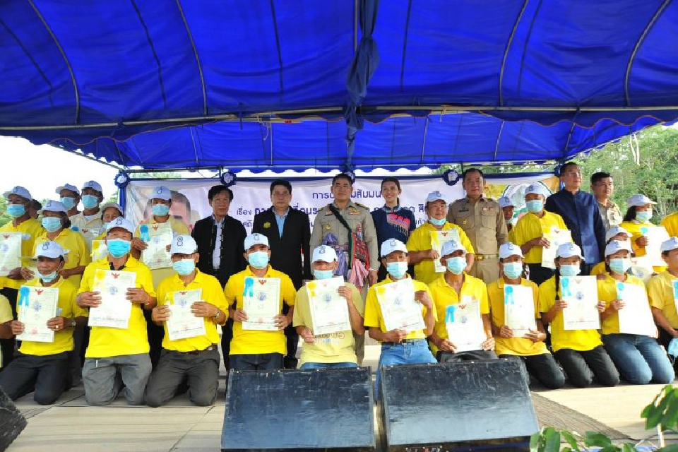 “ธรรมนัส” โชว์ขับรถไถ คิกออฟ “ร่วมใจไม่เผาฟาง”