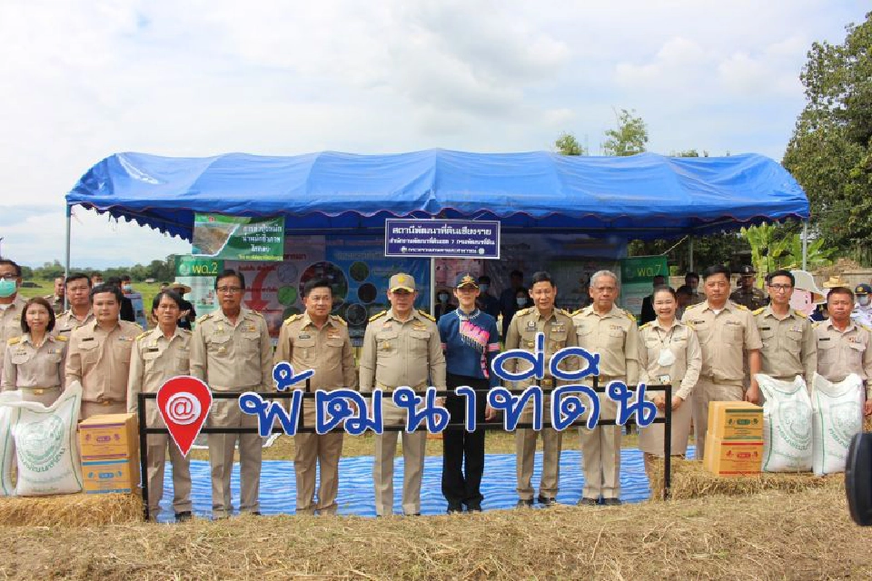 “ธรรมนัส” โชว์ขับรถไถ คิกออฟ “ร่วมใจไม่เผาฟาง”