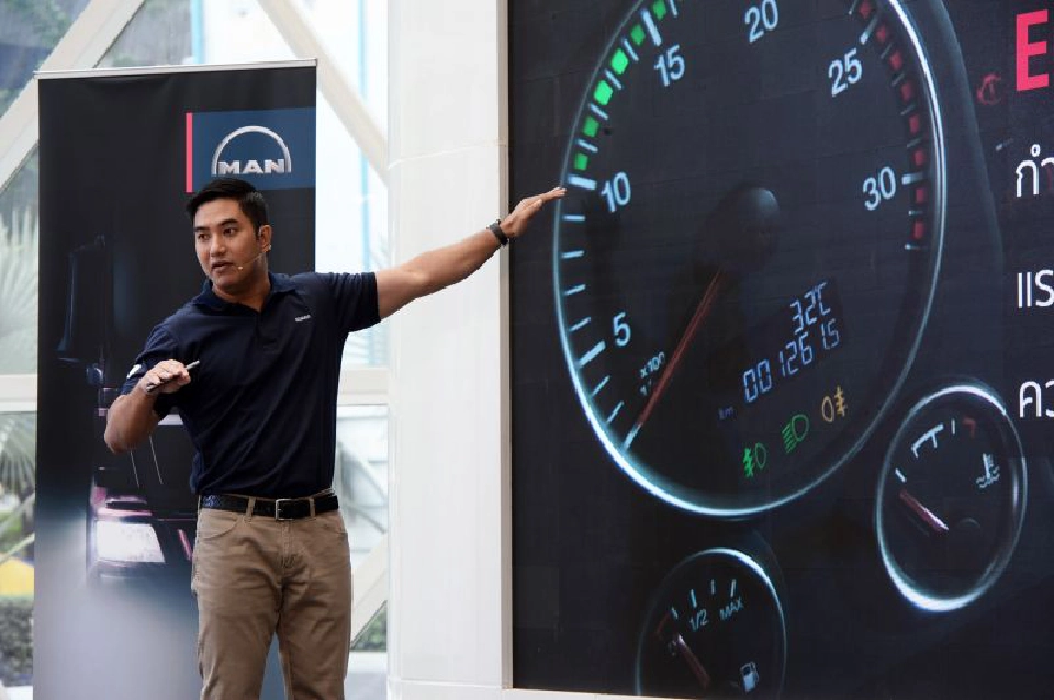 นายจักรพงษ์ ศานติรัตน์ ผู้อำนวยการ เอ็ม เอ เอ็น ทรัค แอนด์ บัส ประเทศไทย 