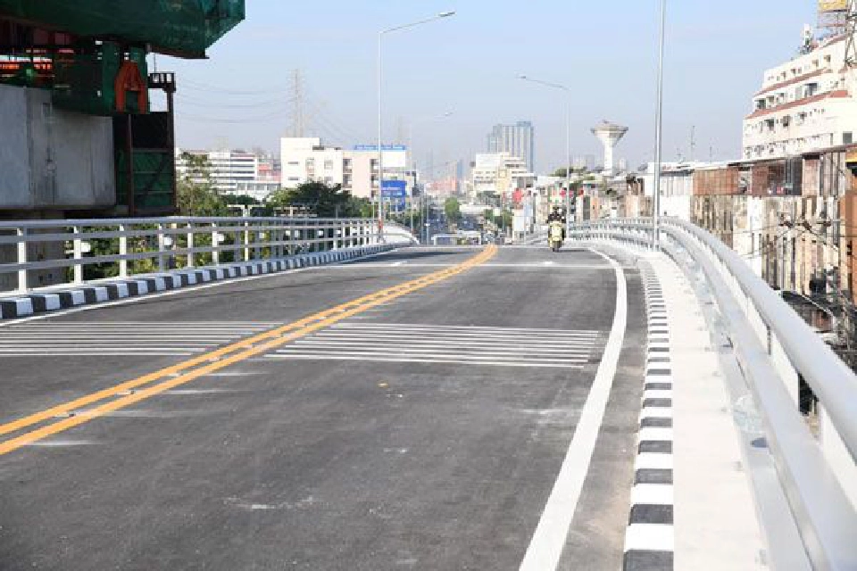 สะพานข้ามทางแยกถนนศรีนครินทร์ – ถนนพัฒนาการ เปิดการจราจรแล้ว