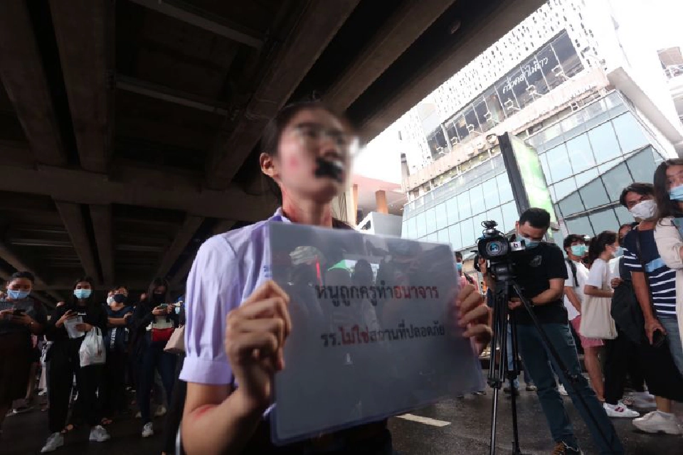 “หนูถูกครูทำอนาจาร” ข้อร้องเรียนจากผู้หญิงคนหนึ่งใน “ม็อบนักเรียนเลว” 