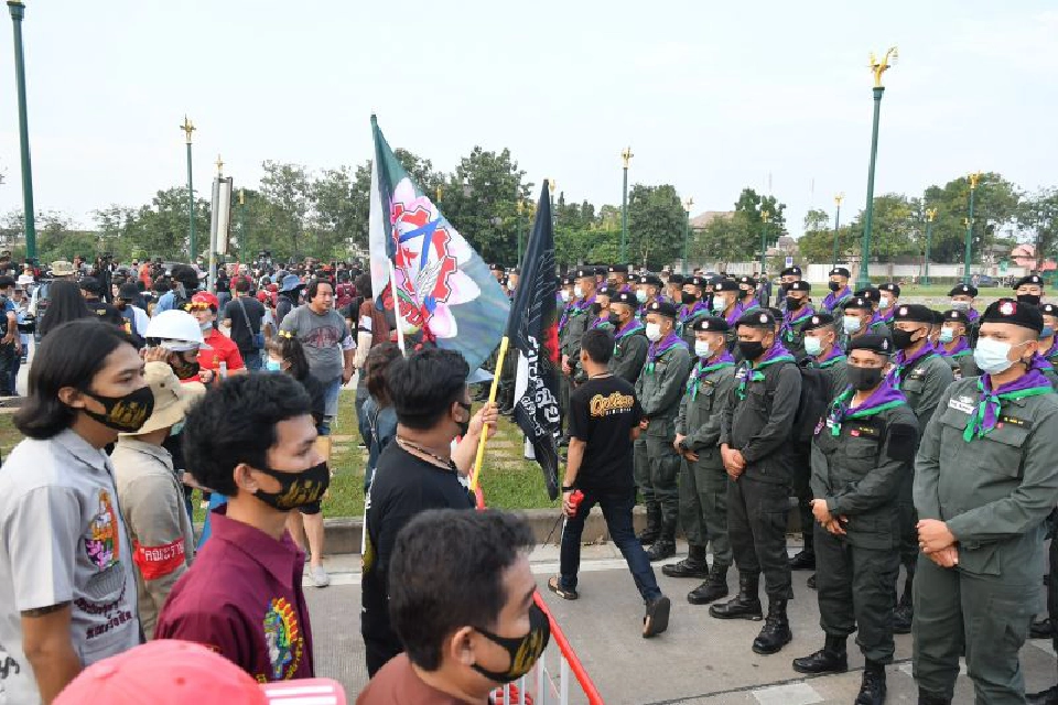 "คนเสื้อแดง" ผนึก "ม็อบคณะราษฎร" จัดชุมนุมถนนอักษะ 